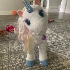 Moving unicorn toy